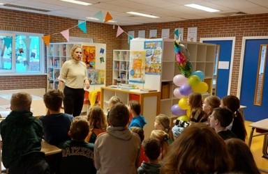 Leesconsulent Fieneke Prins opent de Bibliotheek op school