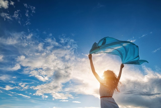 Vrouw wappert met doek in de lucht